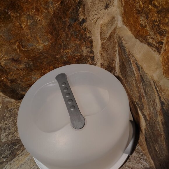 Sterilite Cake Server Storage Container and Carrier with Locking Lid - Picture 4 of 7